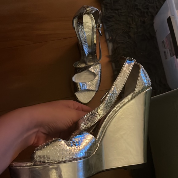Silver Burberry size 8.5 snake skin print wedge heels - Picture 4 of 8